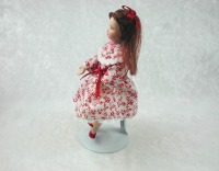 Mädchen im rotweißem Kleid in Miniatur 1zu12 2