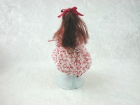 Mädchen im rotweißem Kleid in Miniatur 1zu12 3