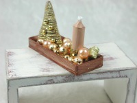 Rechteckige goldene Platte mit beiger Kerze in weihnachtlicher Dekoration 5