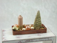 Rechteckige goldene Platte mit beiger Kerze in weihnachtlicher Dekoration 7