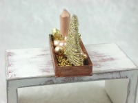 Rechteckige goldene Platte mit beiger Kerze in weihnachtlicher Dekoration 8