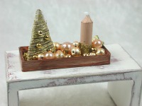 Rechteckige goldene Platte mit beiger Kerze in weihnachtlicher Dekoration 9