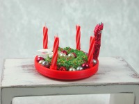 Roter Teller mit Kerzenhalter aus Kunststoff mit echten roten Kerzen 6