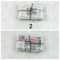 Altpapierstapel, Zeitungsstapel, alte Zeitungen gestapelt in Miniatur 1zu12 3