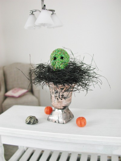 Totenkopf in einer Amphore dekoriert zu Halloween in 1:12 für das Puppenhaus, Puppenstube, Sammler,