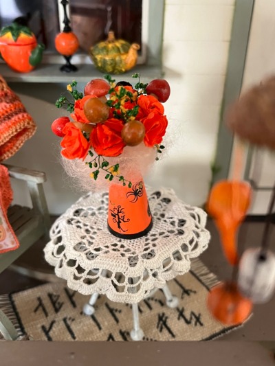Halloween Blumenstrauß mit Orangen Blüten in einer Kanne in Miniatur 1:12