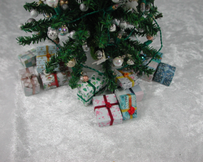 Geschenke unterm Tannenbaum Weihnachtsbaum für die Weihnachtsdekoration in 1:12 - in der Puppenstube in dem Puppenhaus Miniaturen 1zu12
