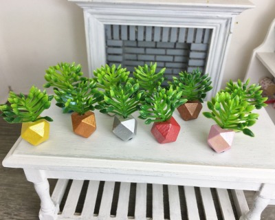 Grünpflanze in geometrischer Vase - Miniatur in 1:12 für den Garten oder Terrasse im Puppenhaus