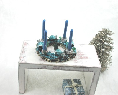 Adventskranz aus Holz mit echten blauen Kerzen im Kerzenhalter und in blau gehaltene Dekoration -