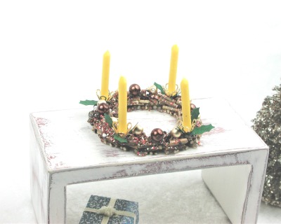 Adventskranz aus Holz mit echten gelben Kerzen im Kerzenhalter und in braun gold gehaltene