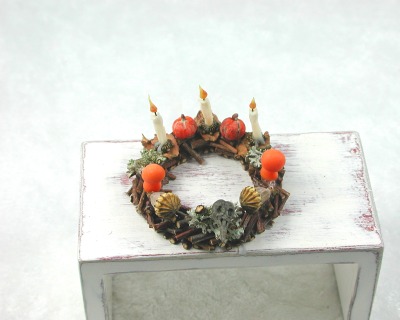 Kranz aus Holz mit Kürbis, Mohnkapseln, Pilze und drei Kerzen zur Dekoration im Puppenhaus -