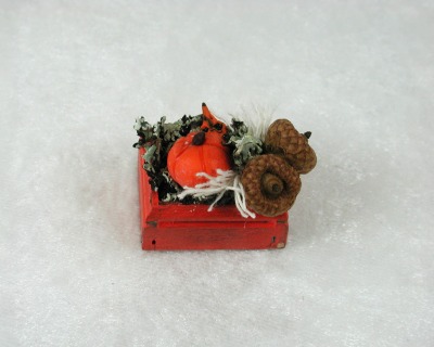 Kiste mit Herbstdekoration in Miniatur für die Puppenstube orange, Maßstab 1:12 -