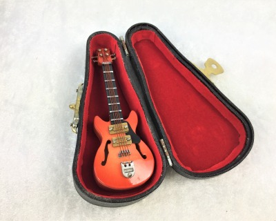 E-Gitarre orange in Miniatur 1:12 mit Koffer - E-Gitarre, Puppenhauszubehör, Puppenstubenzubehör,