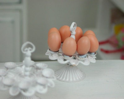 Puppenstuben Zubehör 4 Stück Eierbecher mit Ei Miniaturen Puppenstuben Küche 