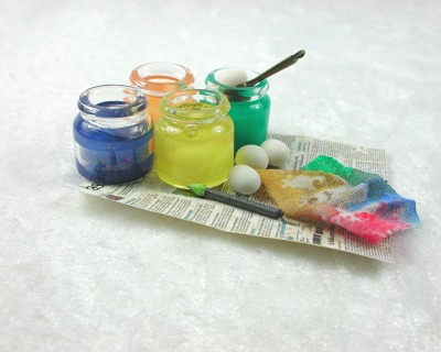 Eier färben, eine kleine Szene in Miniatur für die Puppenstube