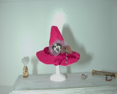 Hexenhut in Miniatur für die Puppenstube in der Farbe Pink Maßstab 1:12 - Hut Puppenhaus Miniaturen 1zu12