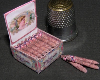 Zigarren in Kiste - Bastelkit aus Papier in Miniatur für die Puppenstube das Puppenhaus