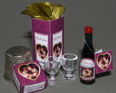 Box mit Weinflasche Paperminis Bastelkit aus Papier in Miniatur für die Puppenstube