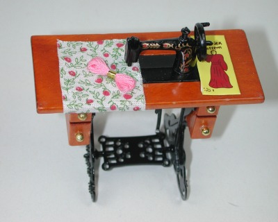Nähmaschine mit Tisch für die Puppenstube - Puppenhauszubehör Puppenstubenzubehör
