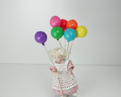 Luftballon in 1:12, Spielzeug für das Puppenhaus Kind.