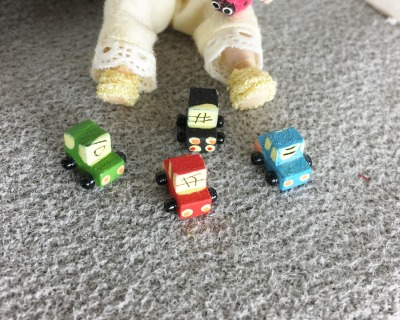 Kleines Spielzeugauto aus Holz für die Puppenstube das Puppenhaus Dollhouse Miniatures Krippen