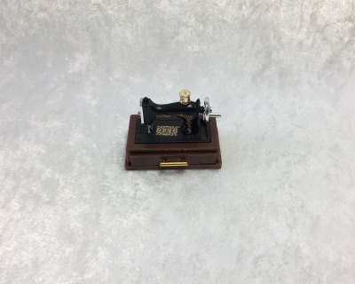 Nähmaschine mit Schublade und Zubehör für die Puppenstube das Puppenhaus Dollhouse Miniatures Krippen Miniaturen Modellbau