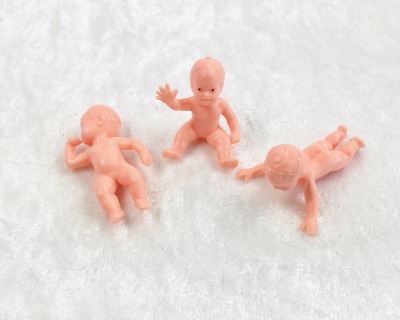 Baby aus Kunststoff für die Puppenstube das Puppenhaus Dollhouse Miniatures Krippen Miniaturen Modellbau Sammler