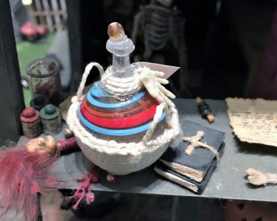 Glasflasche dekoriert, für die Hexe, dem Alchemist oder Zauberer in Miniatur 1:12, Puppenstube -