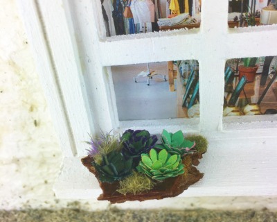 Dekorative Hauswurz Sempervivum auf Rinde dekoriert - Miniatur in 1:12 für den Garten oder Terrasse