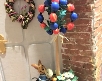Eierbaum Frühlingsbote zu Ostern blaue und rot marmorierte Eier in Miniatur für die Puppenstube