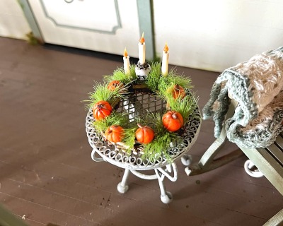 Kranz aus Holz mit Kürbissen Totenkopf und drei Kerzen - in der Puppenstube im Puppenhaus Miniatur