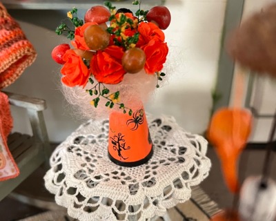 Halloween Blumenstrauß mit Orangen Blüten in einer Kanne in Miniatur 1:12 - Puppenhauszubehör,