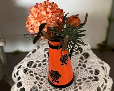 Halloween Blumenstrauß mit oranger Blüte in einer orangen Kanne in Miniatur 1:12 -