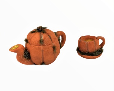 Kanne und Tasse mit Untertasse in Kürbisform zur Dekoration - in der Puppenstube im Puppenhaus Miniatur 1zu12