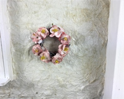 Kranz aus Holz mit Wildrosenblüten zur Dekoration - in der Puppenstube im Puppenhaus Miniatur 1zu12