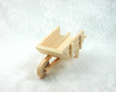 Schubkarre aus Holz in Miniatur für das Puppenhaus