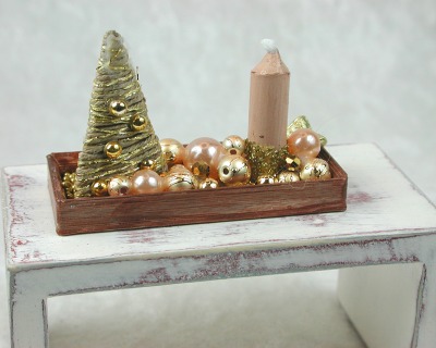 Rechteckige goldene Platte mit beiger Kerze in weihnachtlicher Dekoration - Puppenhauszubehör,