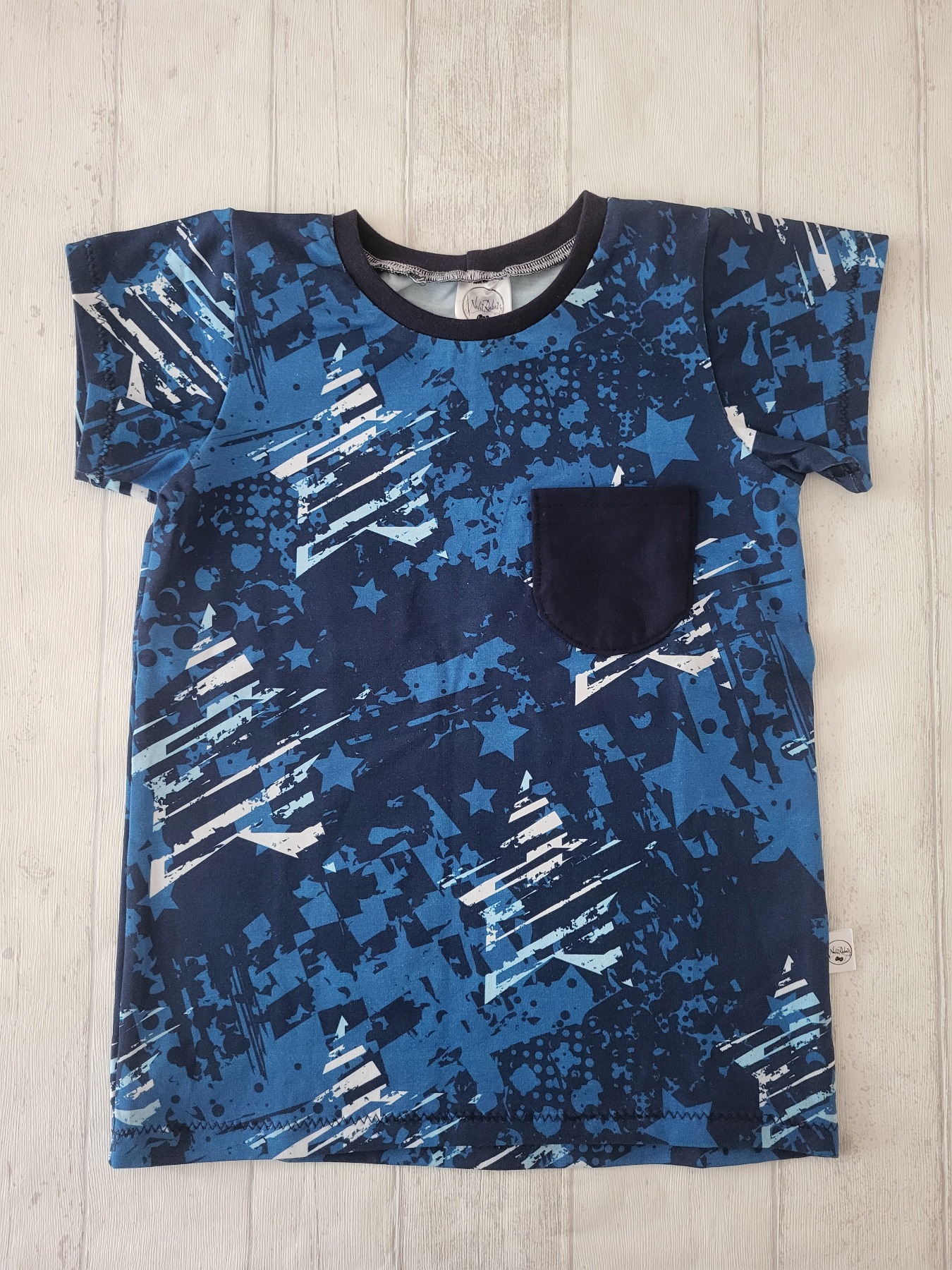 Sofortkauf Handmade T-Shirt kurzarm Sterne blau Gr. 134 von NahtRabatz