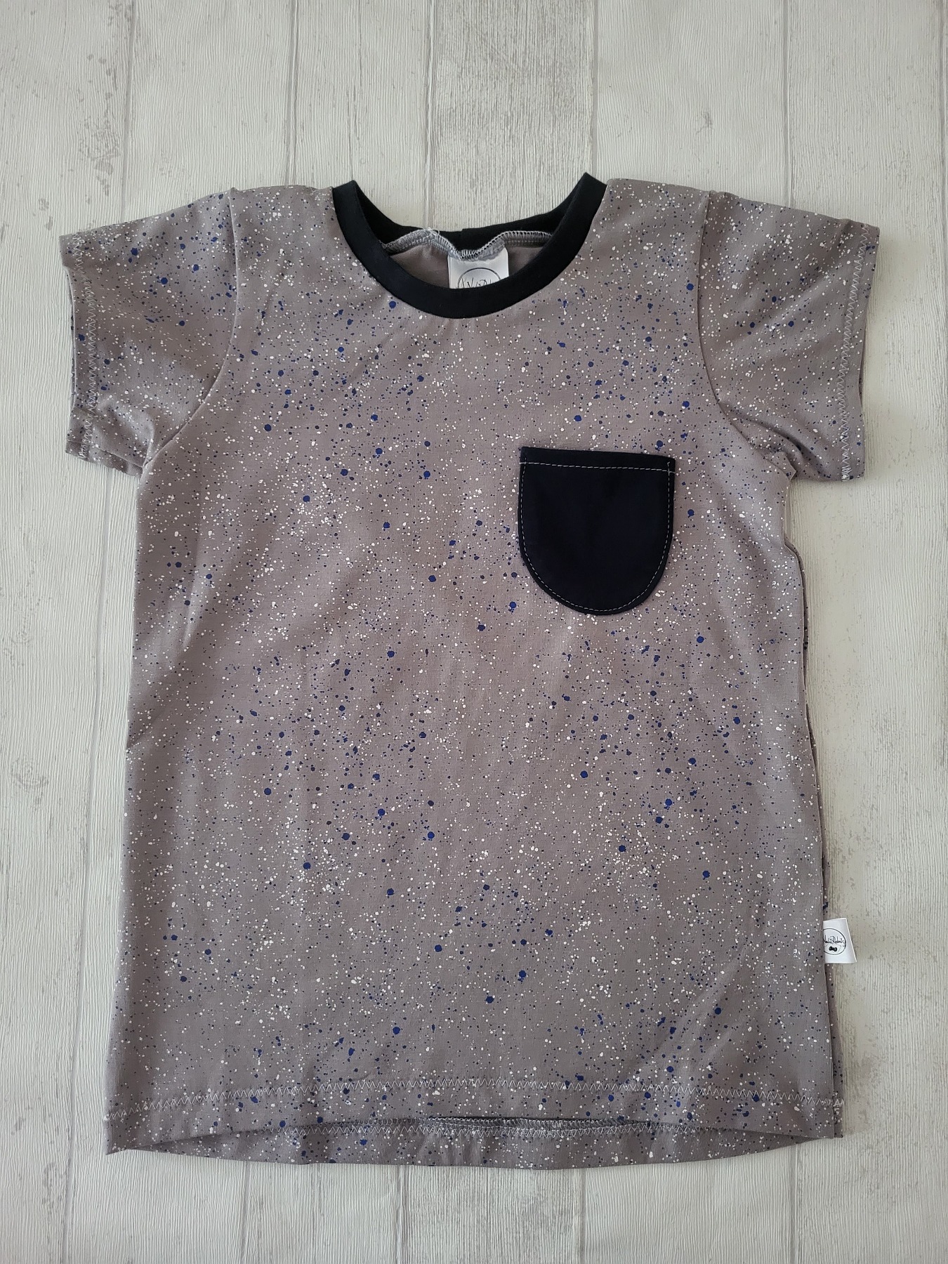 Sofortkauf Handmade T-Shirt kurzarm Sprenkel grau Gr. 128 von NahtRabatz
