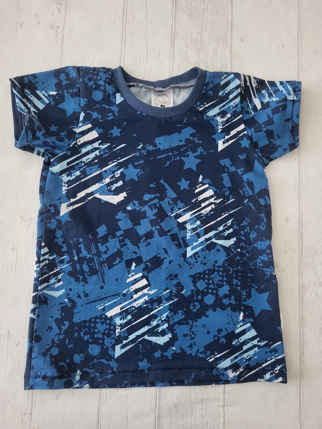 Sofortkauf Handmade T-Shirt kurzarm Sterne blau Gr. 116 von NahtRabatz