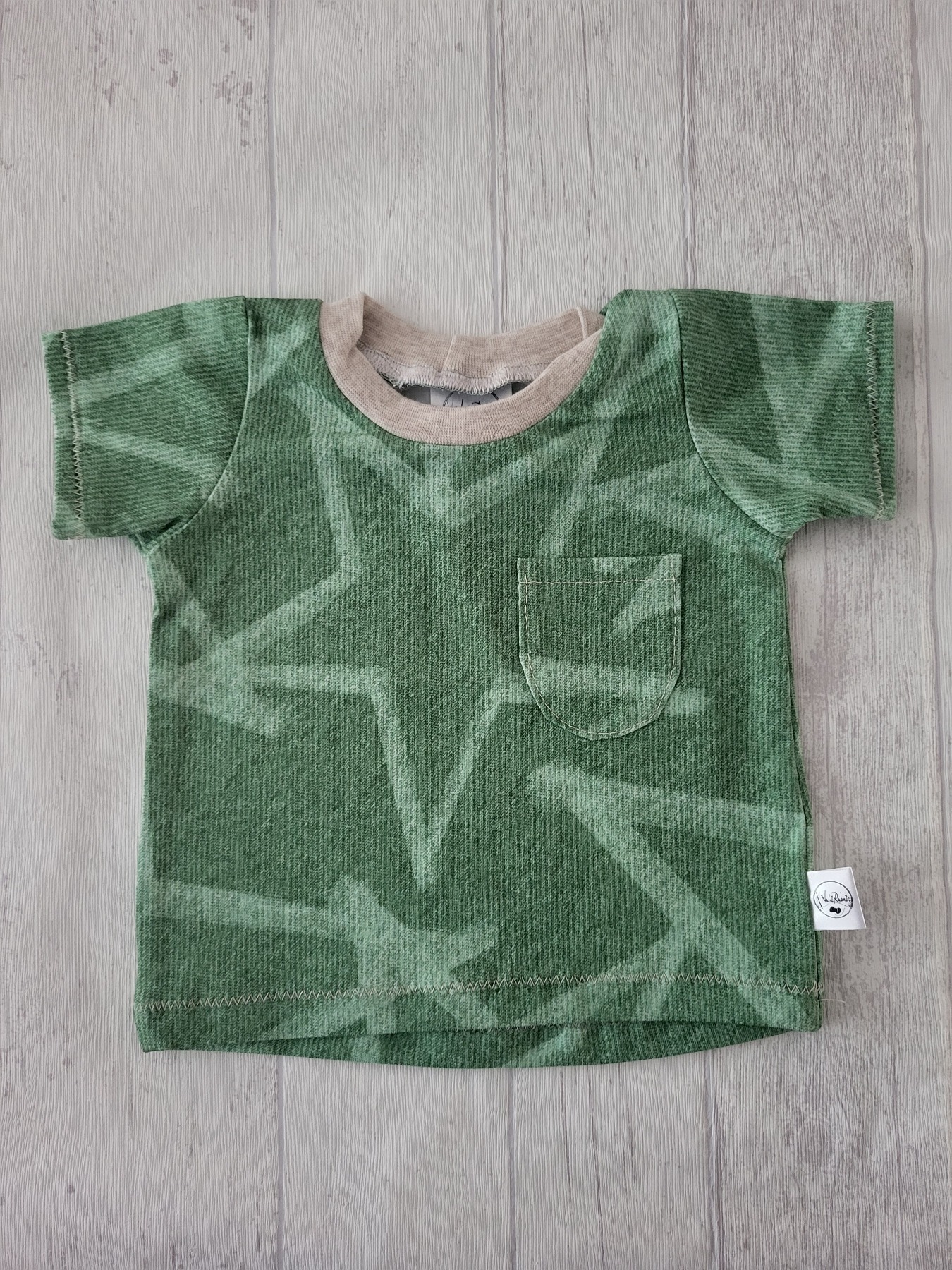 Sofortkauf Handmade T-Shirt kurzarm Sterne grün Gr. 62 von NahtRabatz
