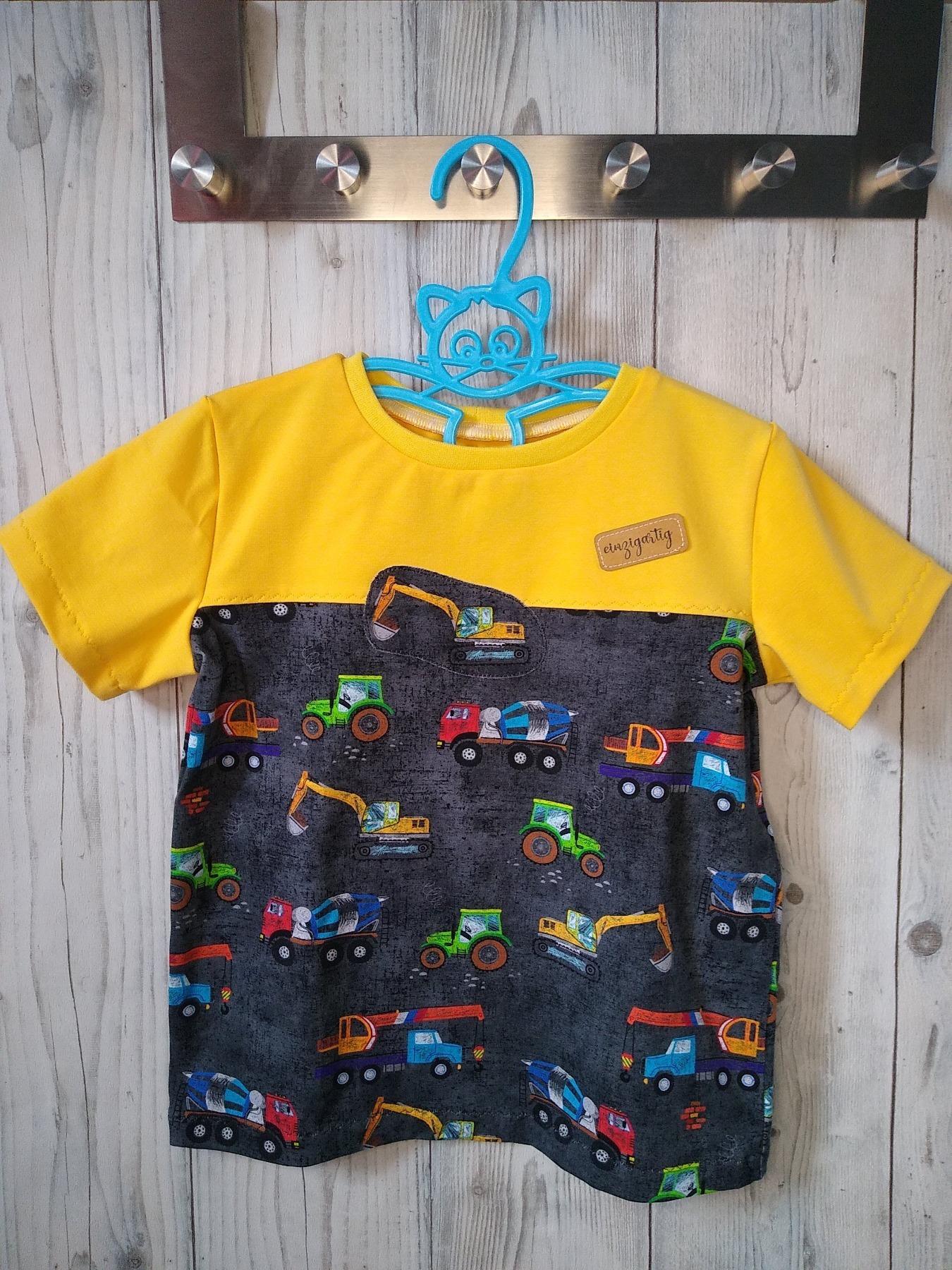 Sofortkauf Handmade T-Shirt Baufahrzeuge Jeanslook Anthrazit/Gelb Gr 104 Sisis Nähträume
