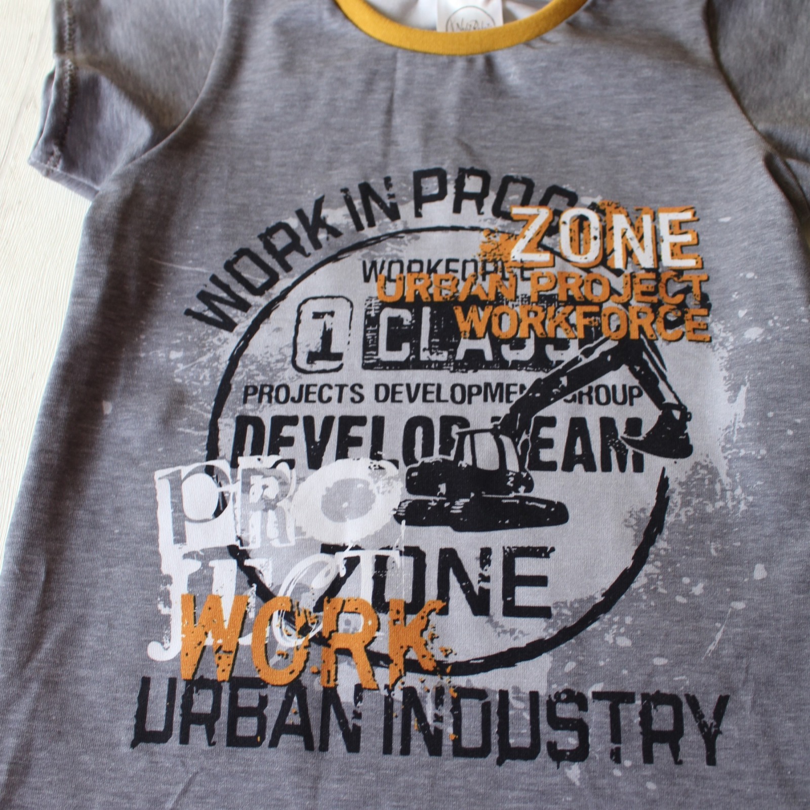 Sofortkauf Handmade T-Shirt kurzarm Baustelle grau Gr 122 von NahtRabatz 2