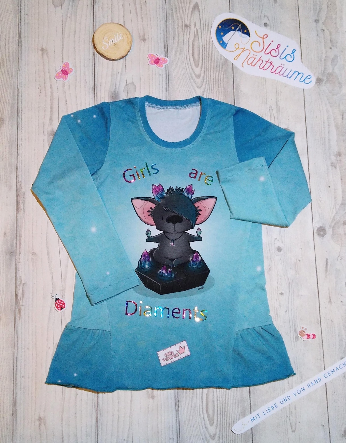 Sofortkauf Handmade Langarmshirt in blau mit Motiv und Schrift in Regenbogenglitzer Gr 122 Sisis Nä