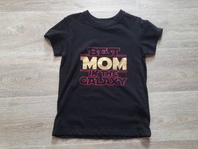 T-Shirt Gr. 122 Best MOM in the Galaxy - T-Shirt schwarz für Kinder