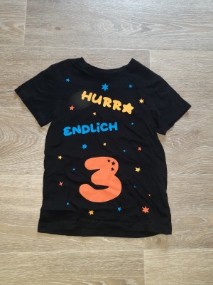 T-Shirt Gr. 98/104 Hurra endlich 3 - bedrucktes Geburtstagsshirt schwarz für Kinder
