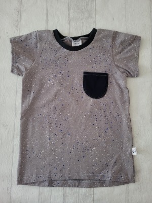 Sofortkauf Handmade T-Shirt kurzarm Sprenkel grau Gr. 128 von NahtRabatz - handgenähtes T-Shirt