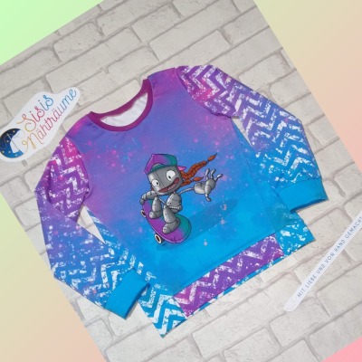 Sofortkauf Handmade Sweatshirt in beere/türkis gemustert mit leichtem Used-Design & Roboskater Motiv Gr 122 Sisis Nähträume - Handgenähtes Sweatshirt für Kinder