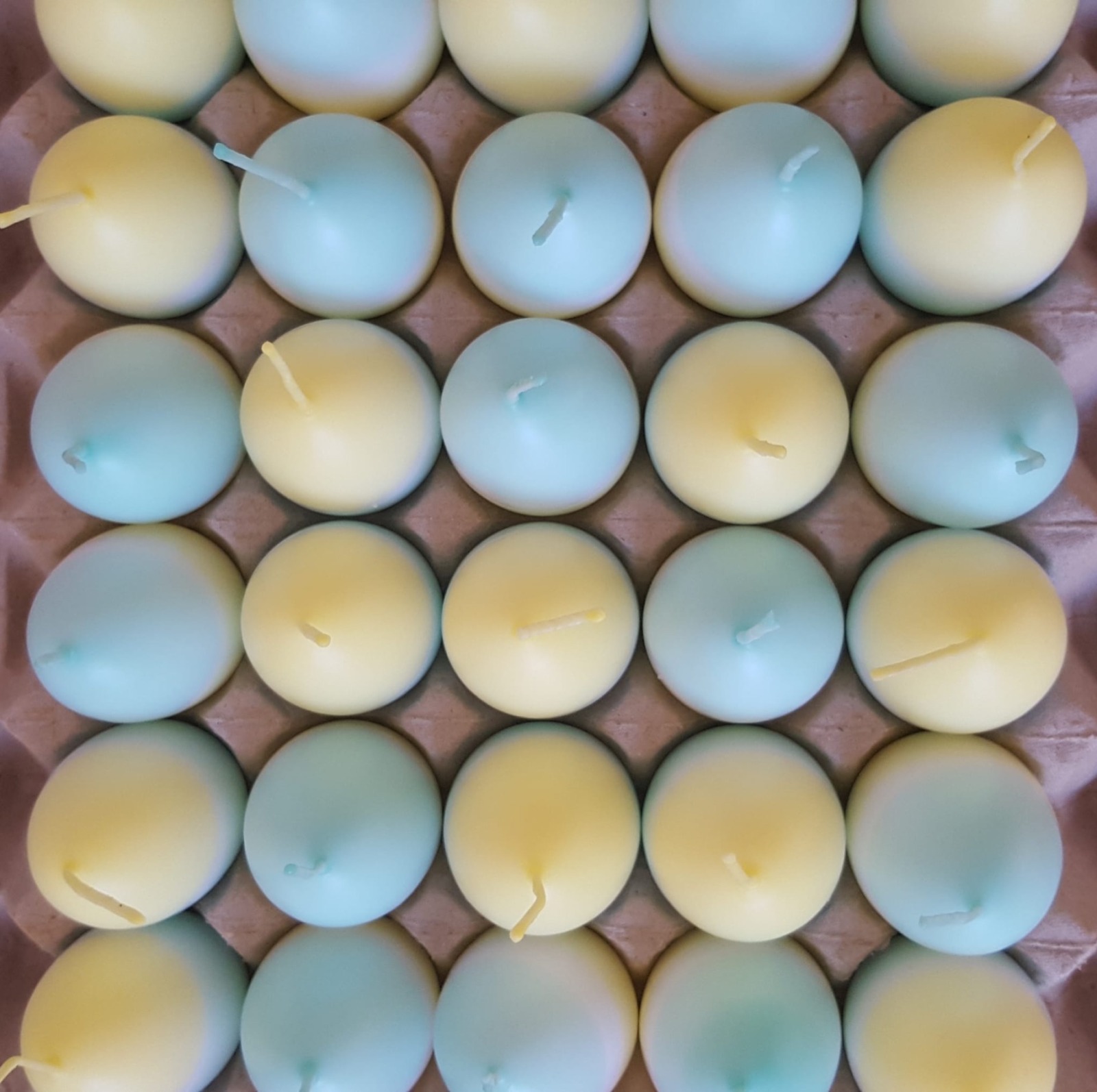 B K UNIQUE ARTS - Kerzen-Set Ostereier 4 Stück - verschiedene Farben Pastell oder Neon 12