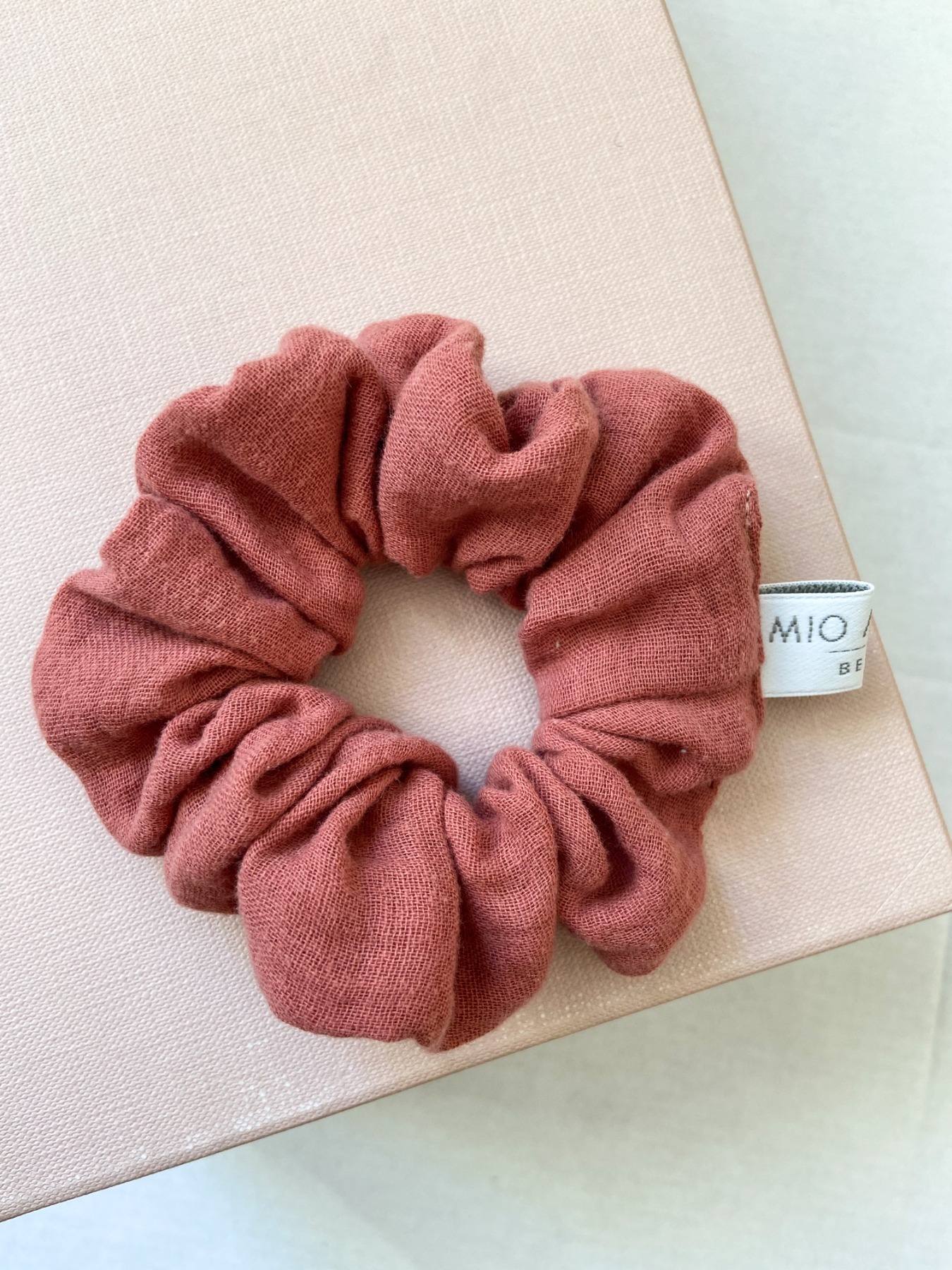 MIO ANIMO - Scrunchie - Musselin Shiny Rouge